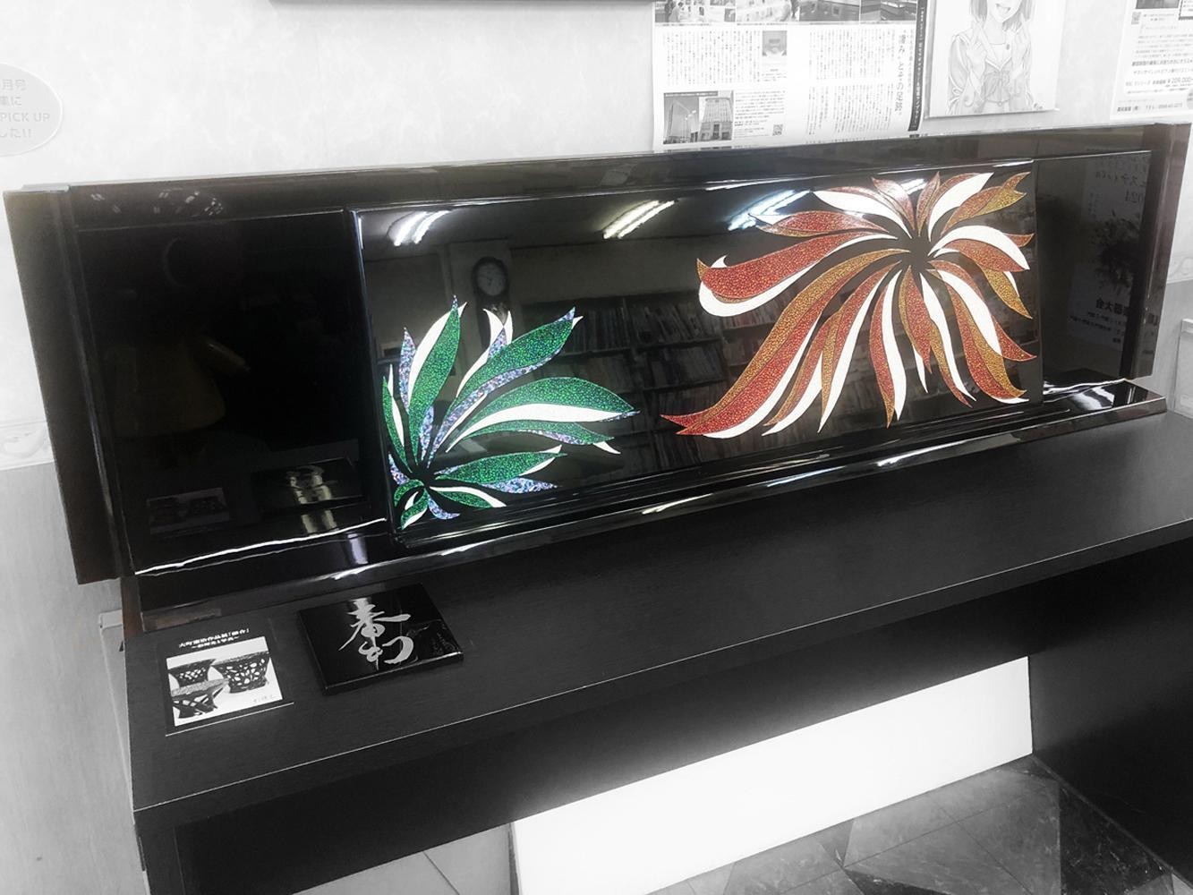
                  【真和楽器】京都伝統工芸による彩輝光蒔絵ピアノ「華美」モデル制作クーポン（210万円分）
                