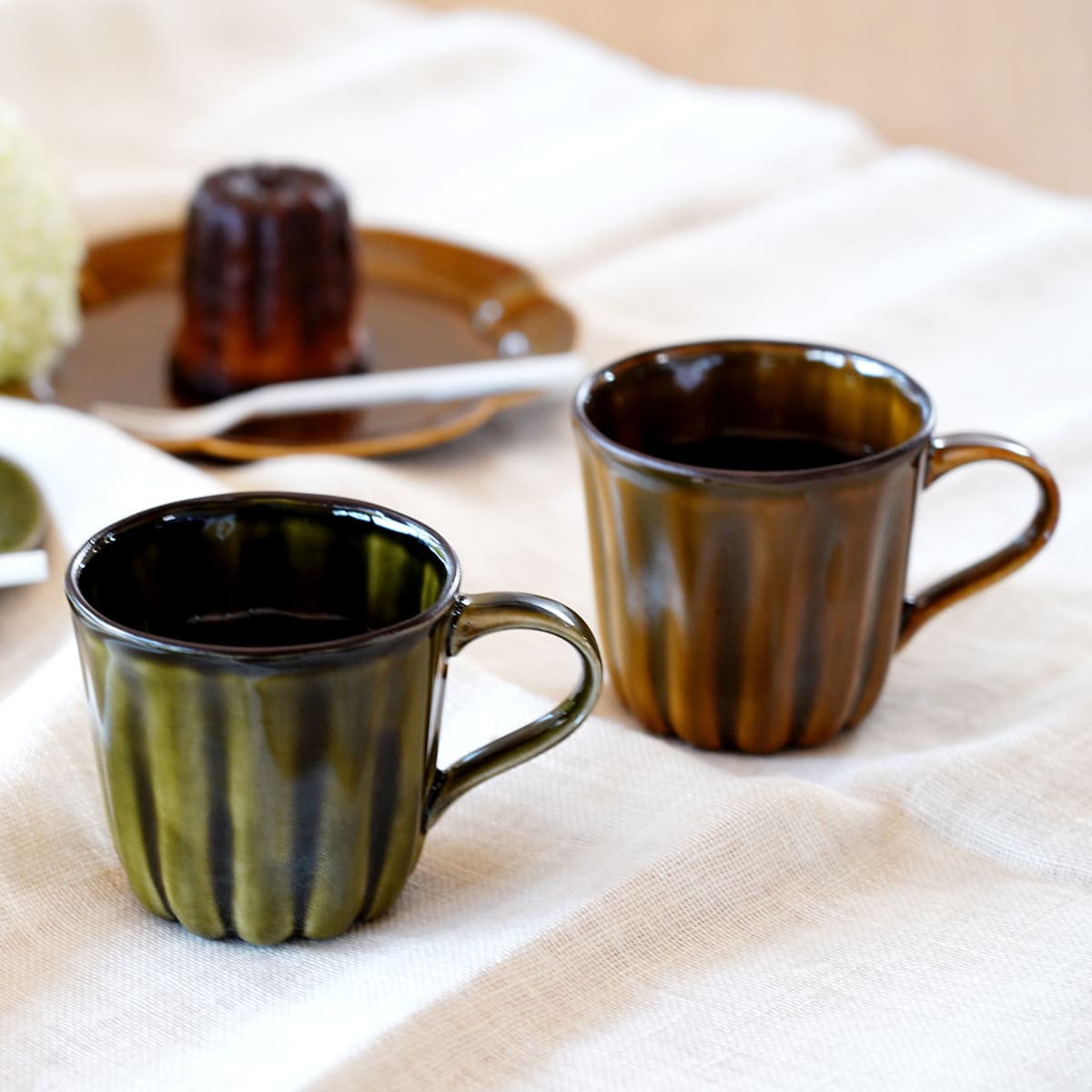 【ふるさと納税】「お茶の時間を楽しむ」有田焼 カヌレマグカップ ペアセット【皓洋窯】食器 カップ マグカップ カヌレマグ セット 2個 ペア ブラウン グリーン かわいい ギフト | 24000円 2.4万円 2万4千円 | dl037