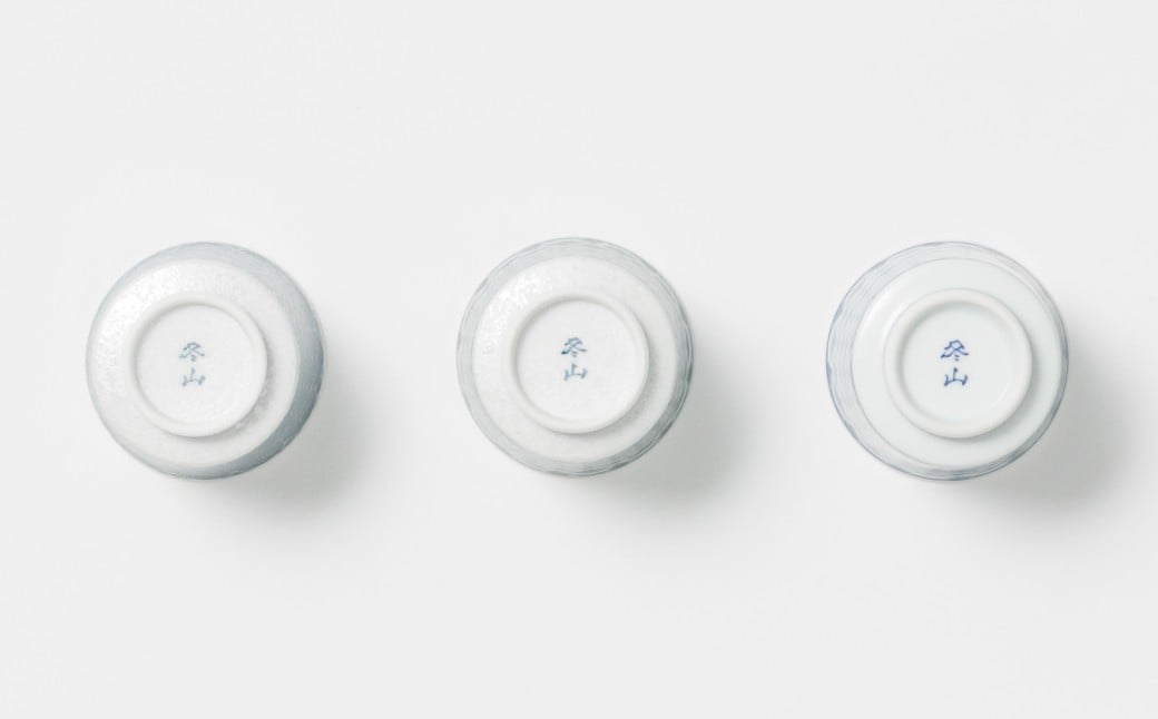 向かって右側が呉須の染付になります