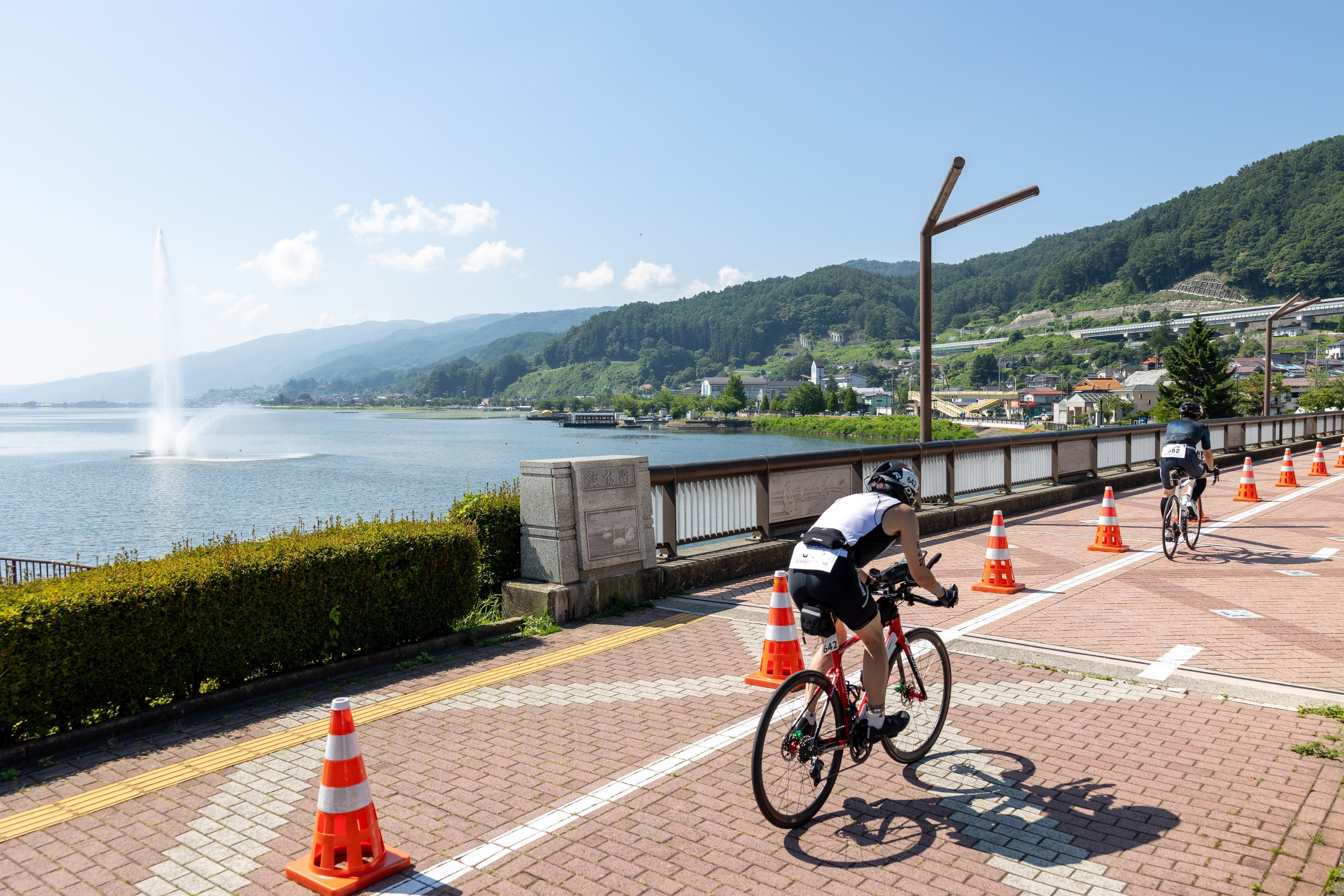 諏訪地域の大自然の中を走ります。