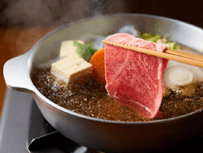 
            博多和牛サーロイン　すき焼き用スライス300gと「博多味処 いろは」秘伝の割下付き　KI0603
          