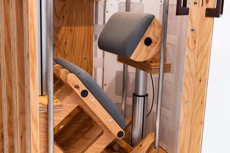 立ったままの姿勢で容易に仮眠がとれる仮眠ボックス「giraffenap Forest」_04214 【 ジラフナップ フォレスト 休息 リラックス リフレッシュ 完全受注生産 カラ松 合板 什器 北海