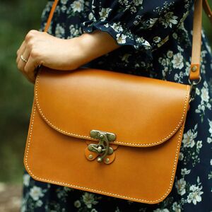 蝶モチーフのアンティークなヌメ革ショルダーバッグ ≪キャメル≫【hrn01】