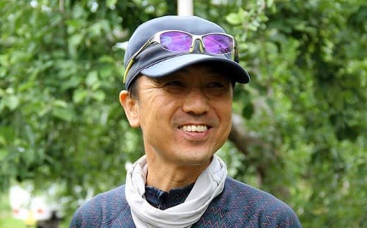 日光を均一に当てる摘果で、甘くジューシーなりんごが育ちます。