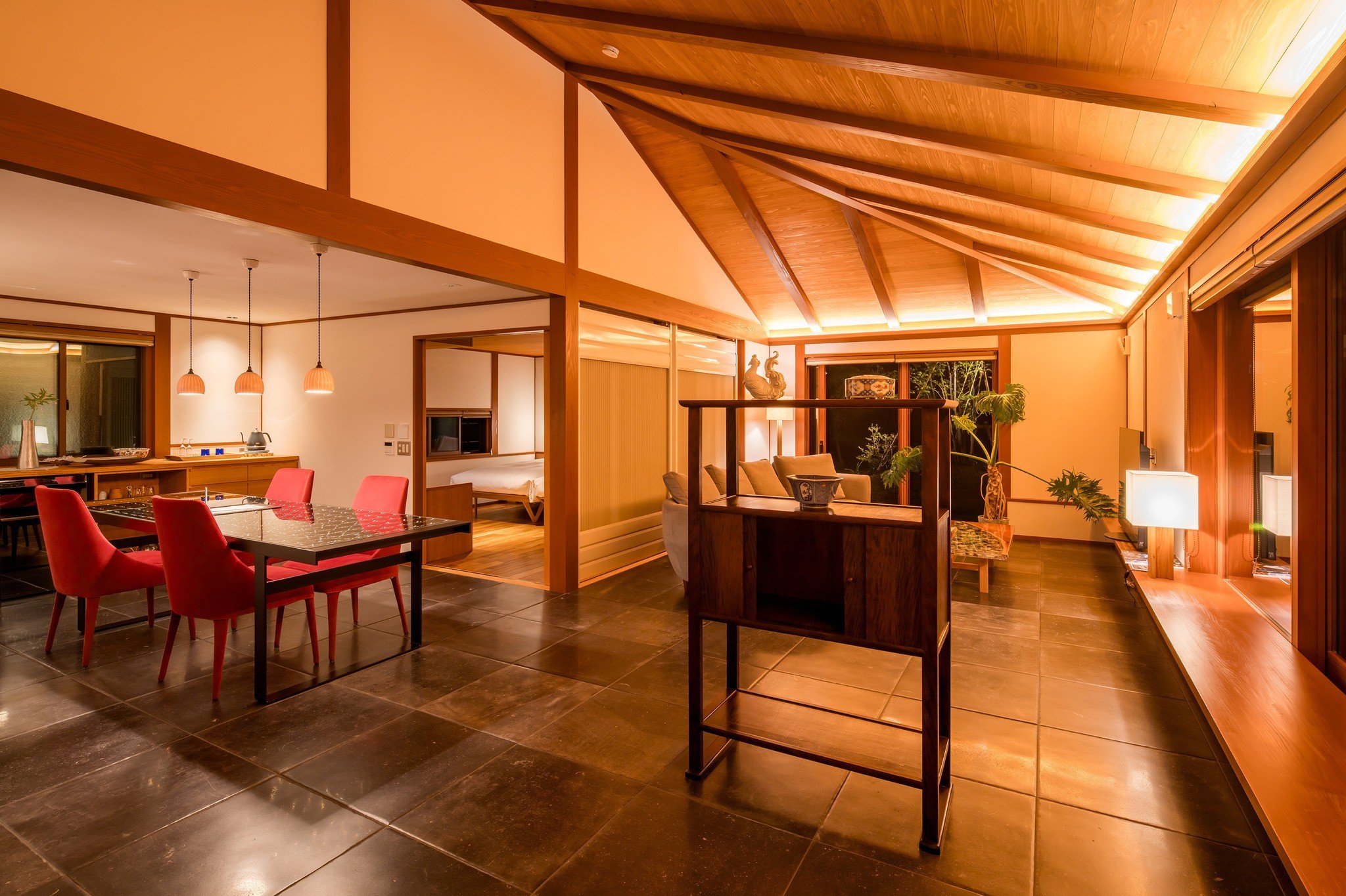 「暁」のお部屋はお手洗い、お風呂には手すりがあり、床はスレートとフローリングで車いすでご利用いただけます。