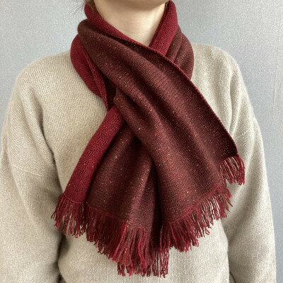 【ふるさと納税】紡績会社の編立て職人によるカシミヤ100%フリンジミニマフラー(ブラウン×チェリー)【1341775】