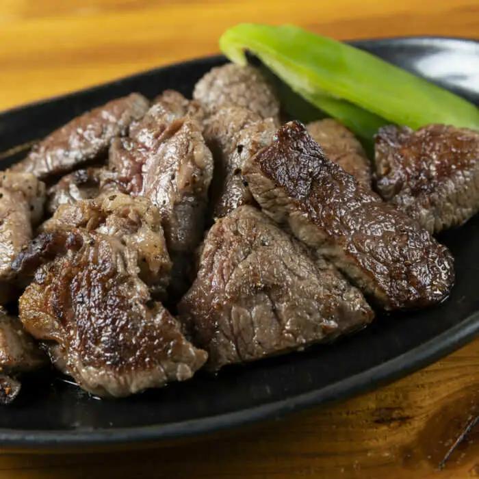 【訳あり】味付き佐賀牛サイコロステーキ 200g 上場亭秘伝のスパイス付 / 佐賀県 / 上場食肉 [41AOCS047]