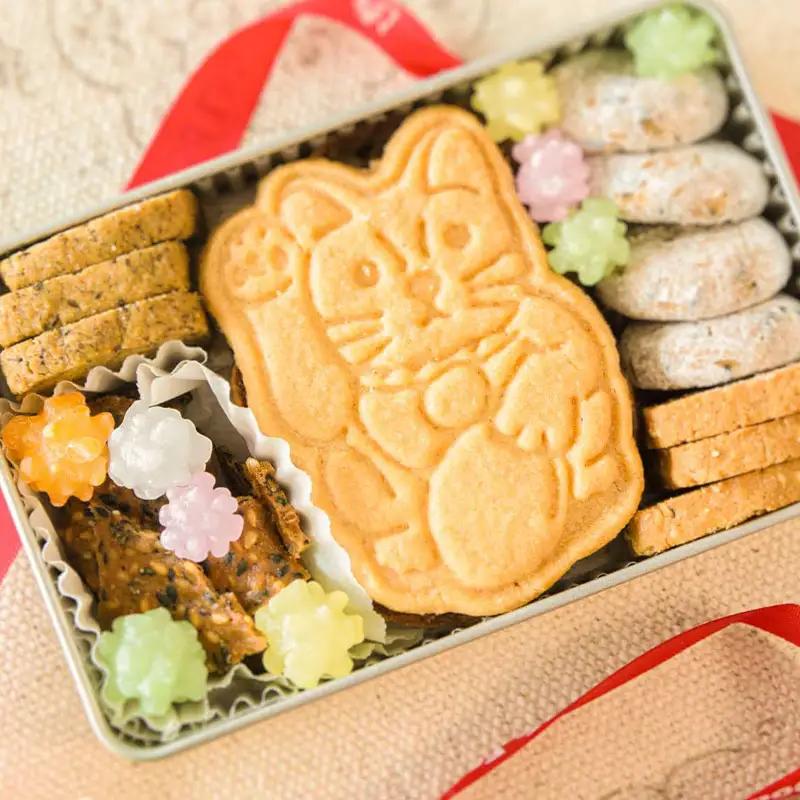 クッキー缶 招いてにゃんこ 小角缶 洋菓子 焼菓子 スイーツ かわいい猫 ギフト プレゼント 贈り物 ご褒美_0077-001-se6