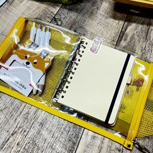 表紙がポーチになったM6ワイドサイズクリア手帳　推し活にも最高【SPEECHBALLOON】イエロー【1581355】