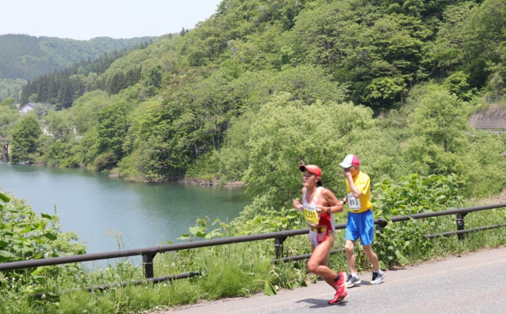 昭和56年のスタート以来、多くのランナーに親しまれてきた錦秋湖マラソン