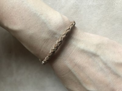 鹿角ビーズ付 鹿革ブレスレット 【選べるデザイン 銀面仕上げ/磨き床面仕上げ】革小物 レザー アクセサリー【R00305】