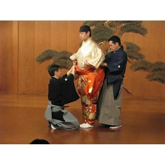 能楽師による能装束着附け＆能舞台の上で写真撮影