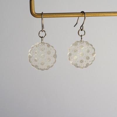 ふるさと納税 大和高田市 白蝶貝のレース彫刻「麻」ピアス |  | 01