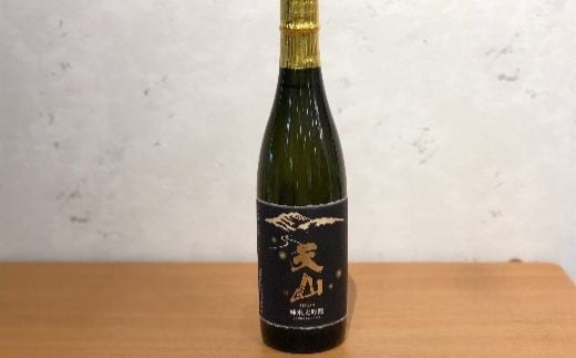 天山　純米大吟醸
佐賀の酒らしい芳醇旨口タイプの純米大吟醸。香りは程好く食事との相性も抜群です。