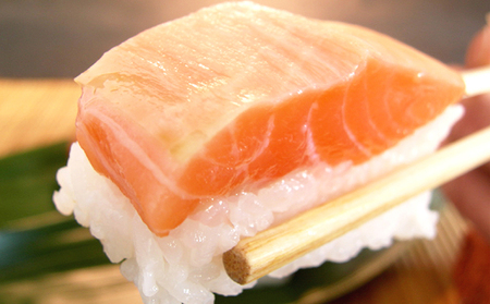 ◆ふわとろ食感◆キングサーモンづくし！『箱寿司×2箱』と『昆布〆100g』 お寿司 鮭 魚貝類 加工食品 さけ サケ 