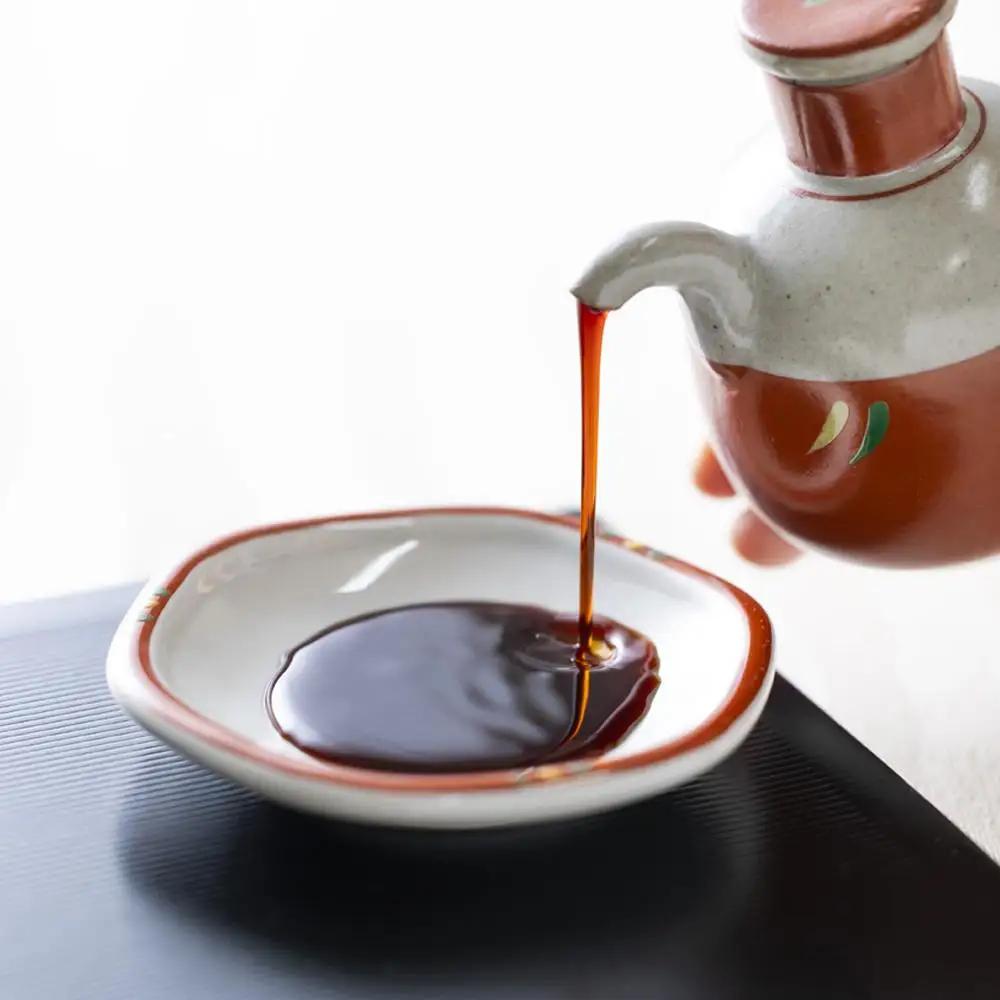 伊勢藏 こいくち醤油 8本セット（本醸造こいくち1L×8本）プラスティックやステンレスの桶とは異なる、「百年木桶」ならではの味わいを。 創業100年以上続く、希少な木桶仕込みの定番醤油セット│天然醸造