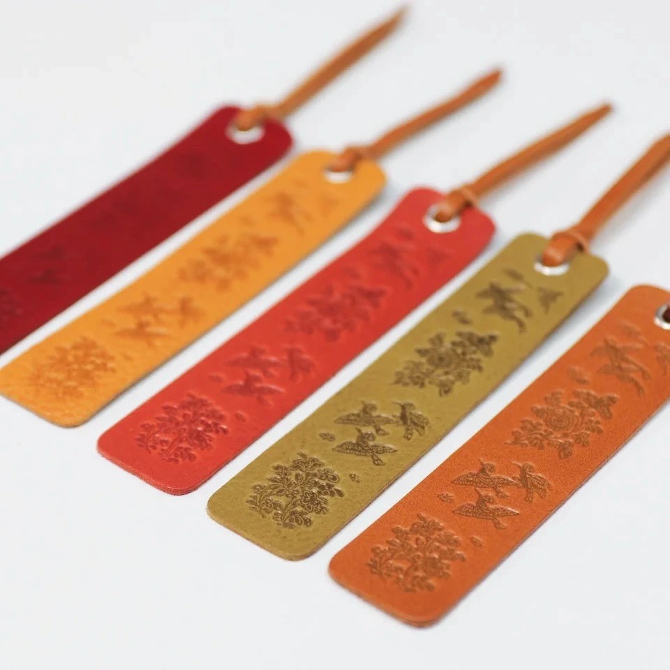 正倉院文様本革しおり（文様1） レッド ブックマーカー アンティークレザー 文庫 本 革 革製品 革小物 薄型 軽量 文房具 雑貨 日用品 おしゃれ ギフト 贈り物 国産 HARUHINO 奈良県 奈良市 なら 4-041