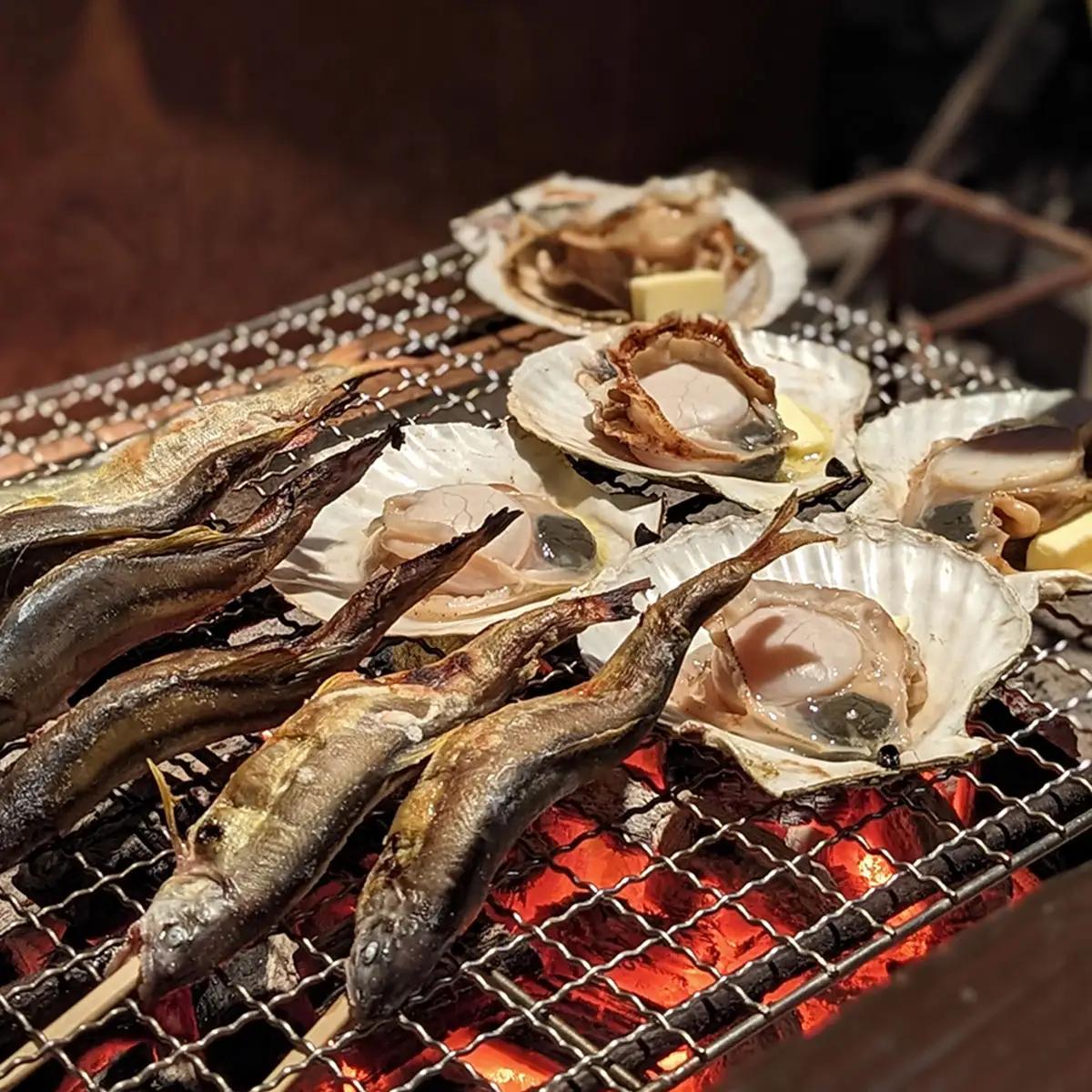 W04301 うわさの秘境めし ろばた焼き「アワビ・和牛ステーキ・魚介類・野菜セット」1名様お食事券
