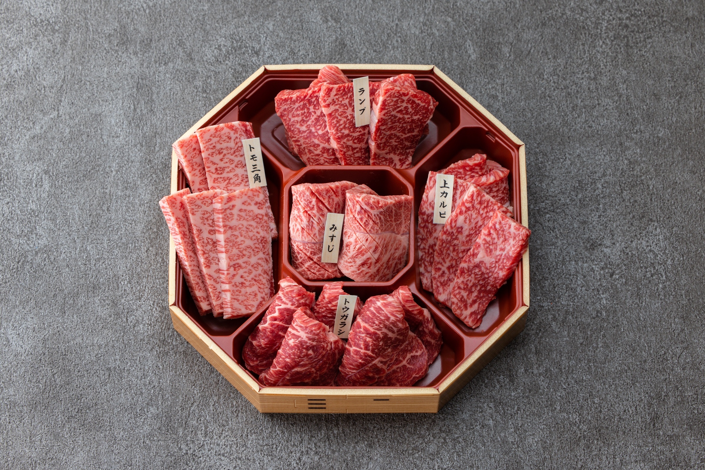 
                  鳥取和牛 5つの部位の焼肉盛り合わせ 500g
                