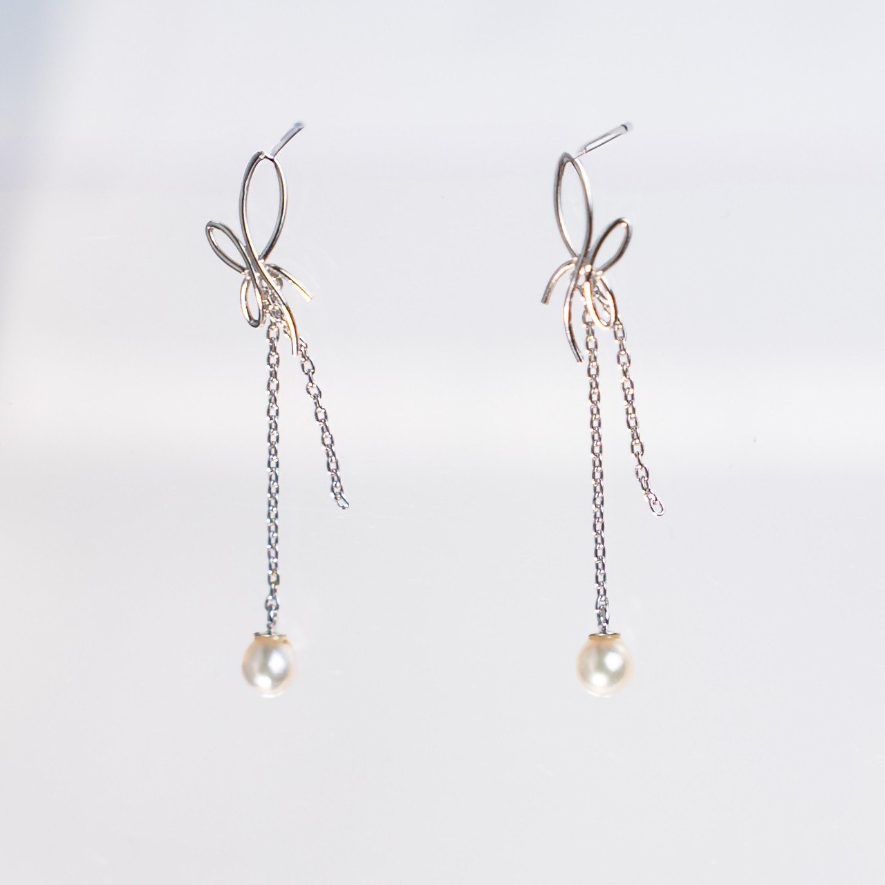 
            1864 あこや真珠3.5mm ゆれるデザインピアス K14WG あこや真珠  K14 ホワイトゴールド ピアス ゆれるピアス デザインピアス 数量限定 パール ジュエリー ギフト プレゼント アクセサリー 伊勢 伊勢志摩
          