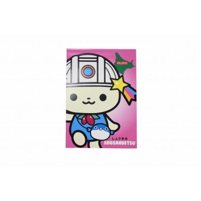 ふるさと納税 初山別村 しょさまるグッズ【オリジナルTシャツ(バーガンディ/100サイズ)・金のピンバッチ・メモ帳】 |  | 03