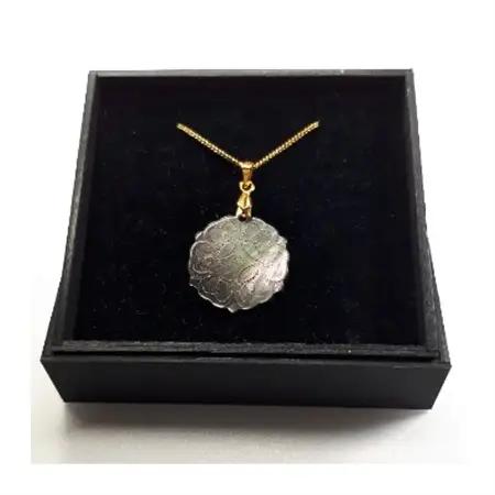 25ミリ!「華」のペンダント　黒蝶貝_装飾品・工芸品 ペンダント・ネックレス アクセサリー _【1261290】