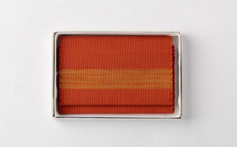 「手織りつづれ」カードケース(茜染め・濃)【配送不可地域：離島・沖縄県】