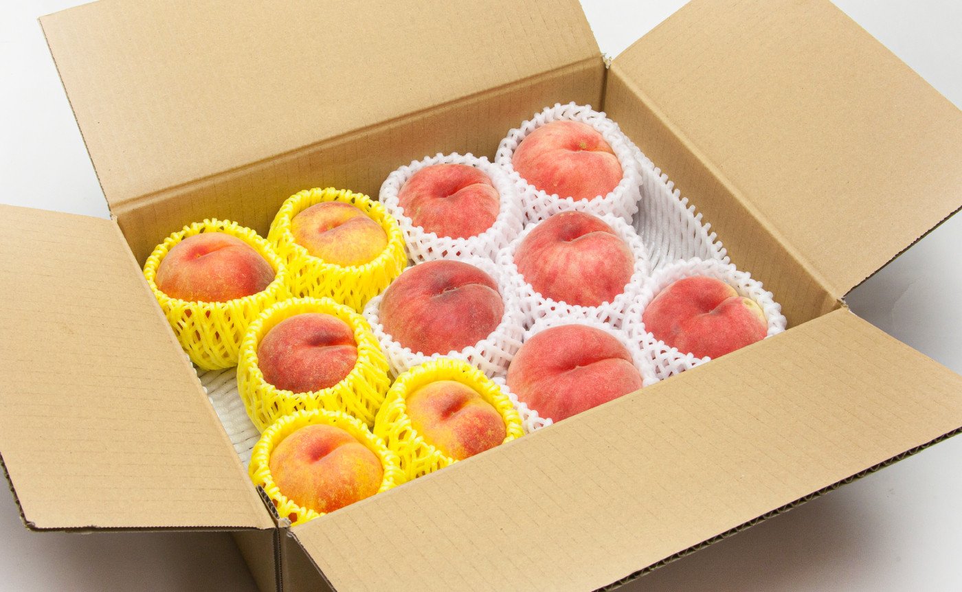 写真はイメージです。黄桃が入るとは限りません。