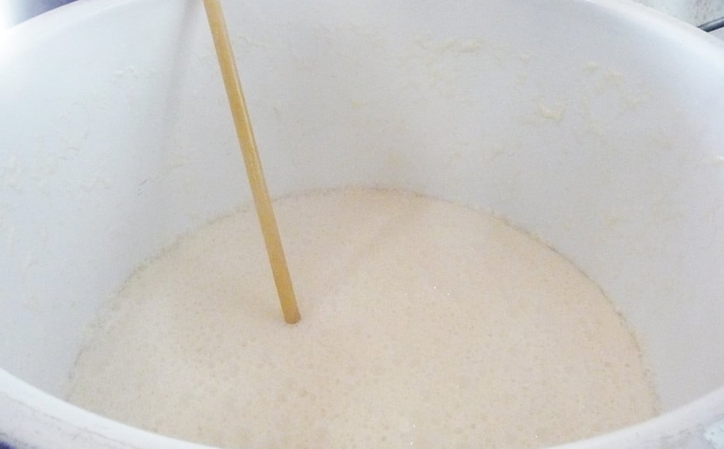 酒蔵で本格的な酒づくりの行程の見学もできます。