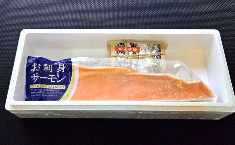 冷凍エゾバフンウニ約60～70g×1折(赤系)・お刺身サーモン300g～500g(1～3本)[11月中旬以降発送] B-71032