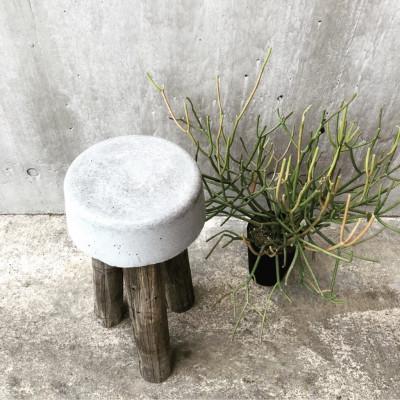 ふるさと納税 河内長野市 コンクリートスツール(4) 高さ46cm  サスティナブルでおしゃれなオブジェです。 |  | 01