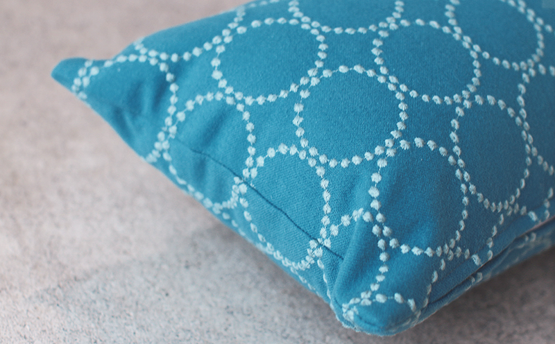 ミニクッション 長方形 タンバリン生地 ブルー 約42×26cm ミナペルホネン 秋山木工 秋山木工株式会社 国産 静岡県 藤枝市