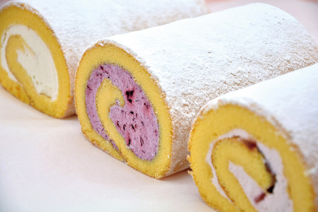 「米粉ロールケーキ 3本セット」国産金芽米の米粉使用、身体にやさしいグルテンフリー もちもち、しっとりとした食感にこだわりました。口どけにこだわったプレーン味、爽やかな甘酸っぱさのブルーベリー味、ヨー