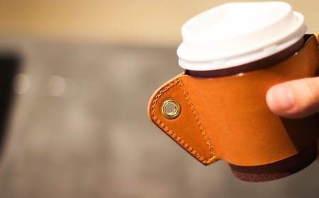 【minca】栃木レザーのカップスリーブSサイズ 自宅、オフィス、キャンプシーンでのカフェタイムに/タン(生成)　660