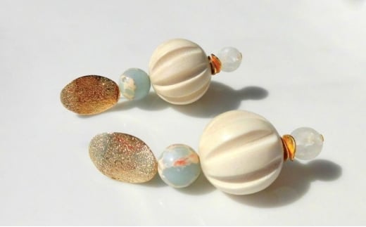 sea ripples ピアス アクセサリー 天然石 1個 【ブルー クリスタル ウッドボール 可愛い ハンドメイド 手作り  職人 上品 華やか ドレス 結婚式 大人の雰囲気 ギフト プレゼント 母の日 入学式 ラッピング シェル 】 [№5749-1917]