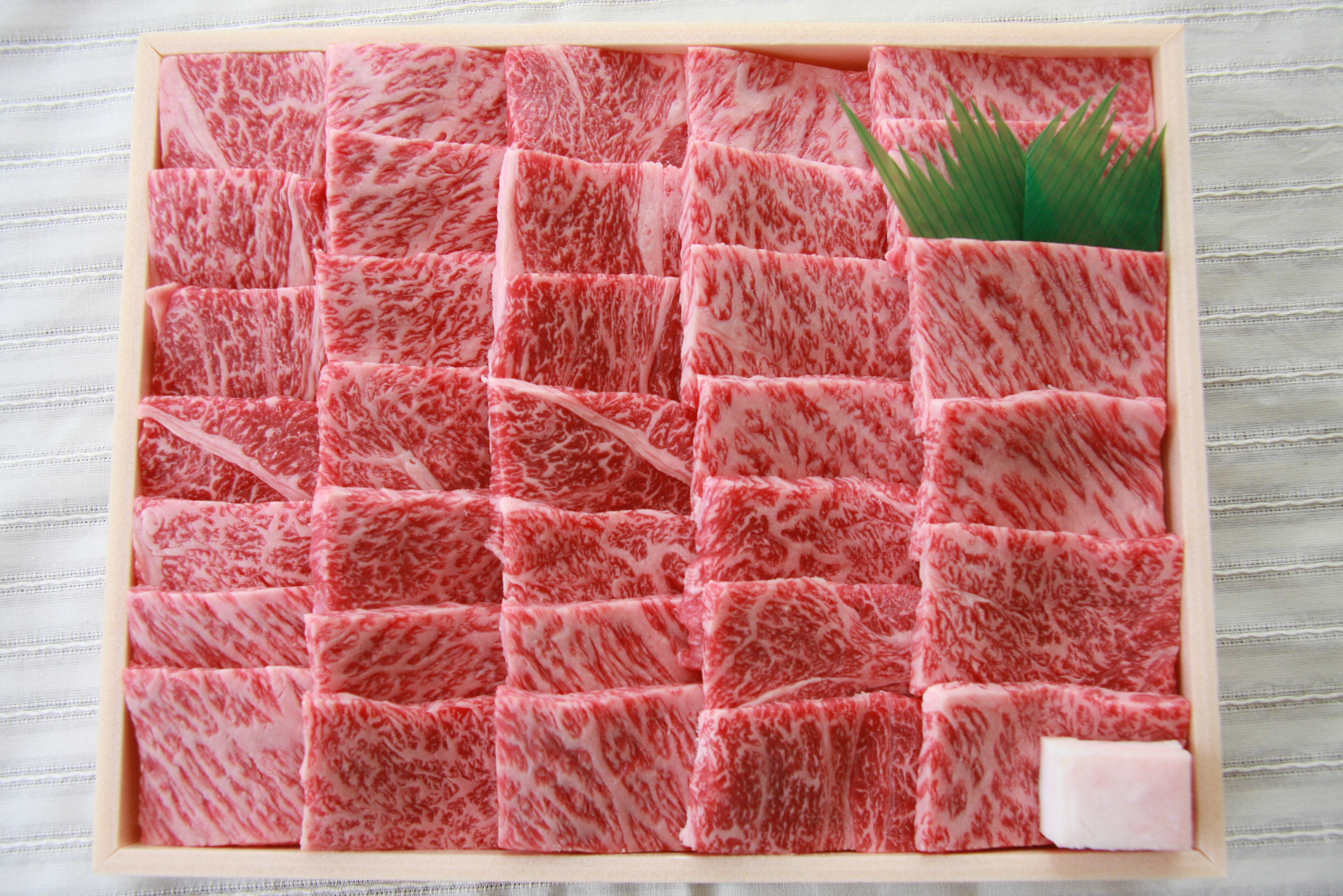 奥出雲和牛肩ロース焼肉用900g【牛肉 霜降り 焼肉 しまね和牛 黒毛和牛 贈答用 冷蔵 チルド 日時指定 Ｂ-2】