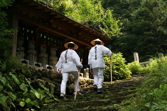 【ふるさと納税】No.624 ガイド付き！歩いて楽しむ秩父の巡礼古道「荒川西岸コース」 ／ チケット ウォーキング 歩く 楽しむ お寺巡り ジオサイト 歴史 文化 神門寺 龍石寺 岩之上堂 観音寺 童子堂 音楽寺 法泉寺 久昌寺 送料無料 埼玉県