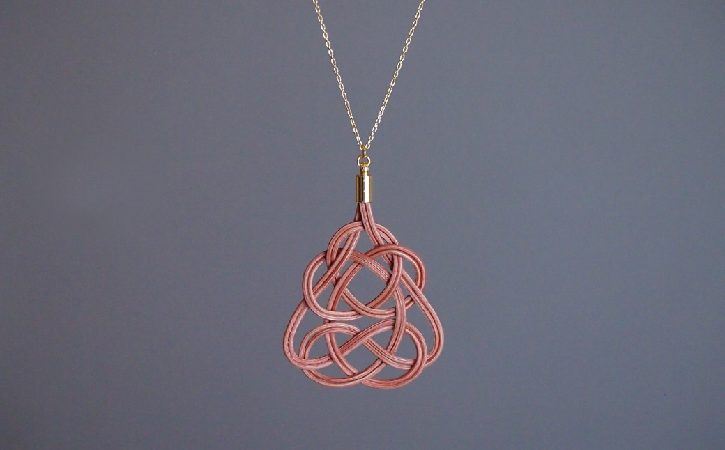 ネックレス 桜 (あわじ結び) 草木染め ラタン | ピンク 桜色 ネックレス アクセ 縁起 縁 アクセサリー 和モダン 自然 天然 伝統 美 草木 染め 手仕事 手づくり 手作り 作品 飾り結び 良