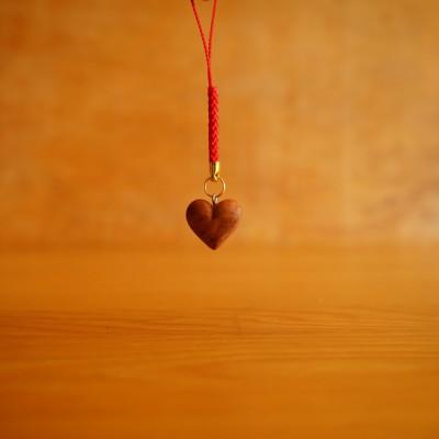 ふるさと納税 屋久島町 【屋久島の流木】千年の愛　屋久島の森の至極の宝　屋久杉ハートストラップ |  | 01