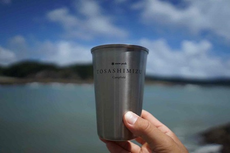  スノーピーク土佐清水キャンプフィールド宿泊券（1泊 大人2名）～住箱フルパッケージプラン～旅行券 トラベル 限定Tシャツ2枚＆  エコカップ2個の特典付【R00738】