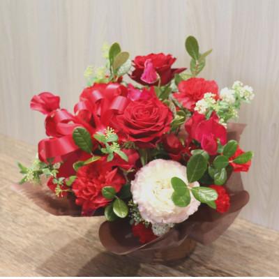 ふるさと納税 ふじみ野市 【レッド系:バラ、カーネーション+季節のお花】生花アレンジメント |  | 02