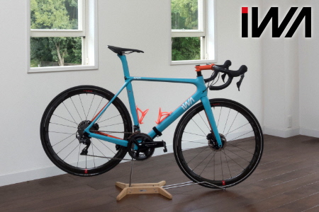 老舗家具メーカー「カリモク家具」と共同開発した高級天然木材のロードバイクスタンド「iWA1匠」 オーク【0187】