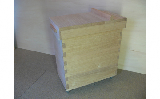 総国産桐材で作った跳上式蓋 桐米びつ 30kg入《サイズ：W28cm×D51cm×H59cm》重さ約5kg 高機密の米びつ 防湿効果 キッチン用品 加茂市 高橋芳郎タンス店