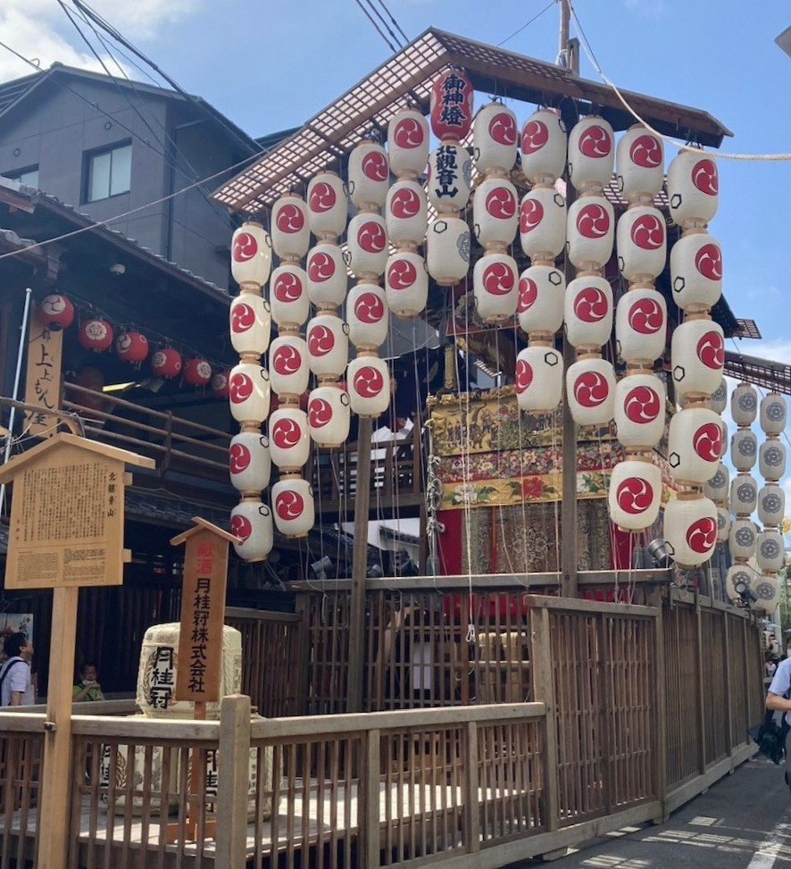 
            祇園祭山鉾搭乗体験・後祭（7/21～23）＋高僧の揮毫色紙　※寄附金は文化財保護に使途を限定しています。
          