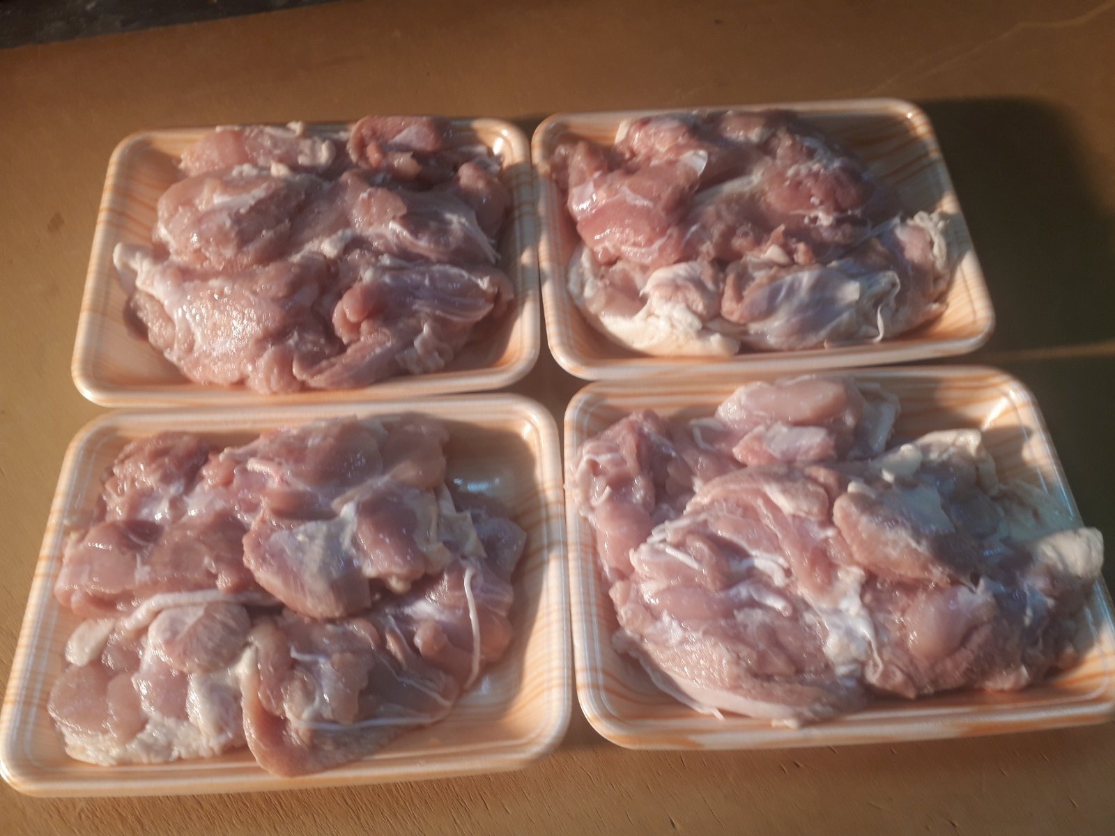 
            【坂本ストアー】肉類／有明鶏もも肉 2kg (500gx4)
          