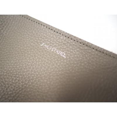 ふるさと納税 鎌倉市 MASSTARD -MINIMAL LEATHER POUCH SMALL- GREIGE |  | 03