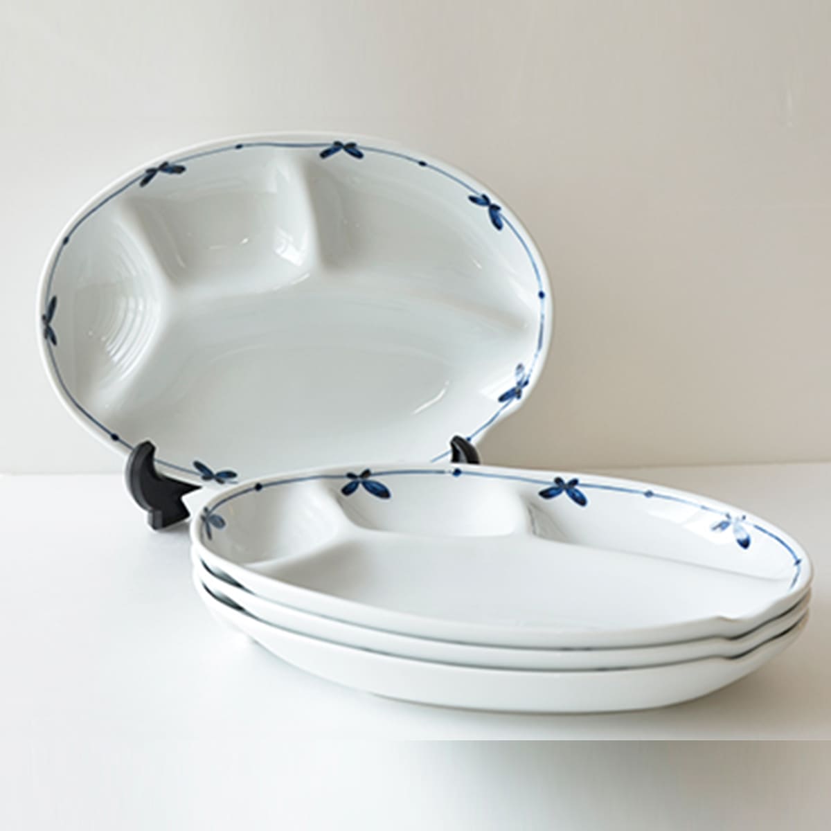 【ふるさと納税】有田焼 ヘルシー 花つなぎ 仕切り皿 4枚セット【東洋セラミックス】食器 器 うつわ 皿 食器セット プレート ワンプレート 市きりプレート 手描き かわいい 電子レンジ対応 A24-4