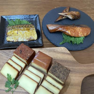 ふるさと納税 城陽市 京都府城陽市 化粧箱入り 特選燻製詰め合わせセット ギフト(スモークチーズ 塩鮭 塩さば ささみ) |  | 02