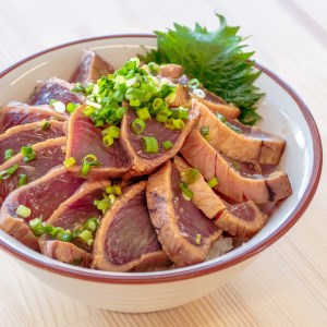 【 藁焼きかつおタタキ 】 藁焼きカツオたたき にんにく タレ付き 800g以上
