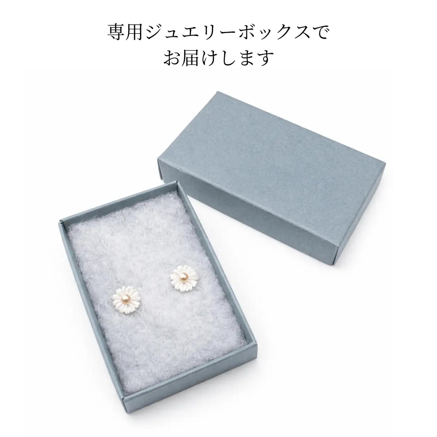 2161 LYKKE マーガレットデザイン 淡水真珠 （4.5mm）チタンピアス　白蝶貝  アレルギー対応 北欧アクセサリー  上品ア レディースジュエリー ナチュラル パール 普段使い ギフト プレ